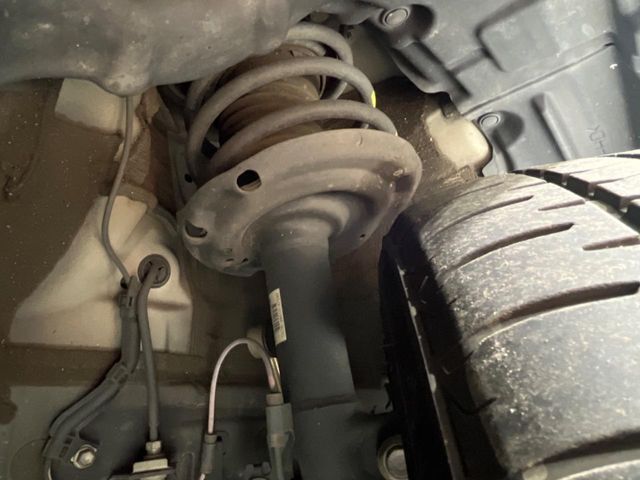 お車を安心してお乗りいただく為には、足回りの定期点検が欠かせません。サービスサポート（有償保証）では無料点検もご提供しており、安心のカーライフをお過ごしいただけるサポート体制が整っています。