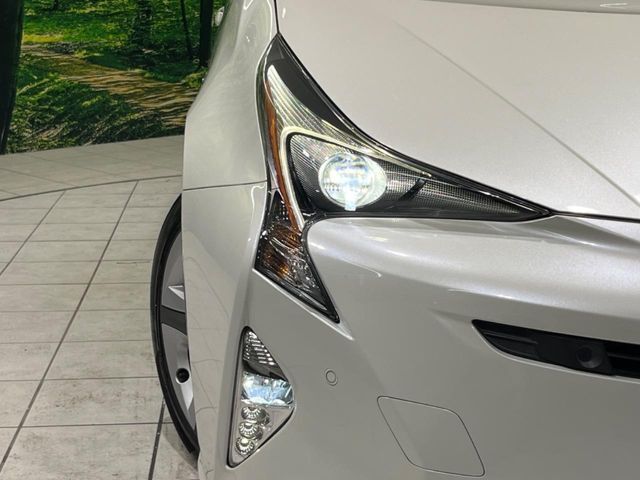 【LEDヘッドライト】悪天候や夜間走行時も良好な視界を確保し安心して運転できる高輝度LEDヘッドライトを装備！点灯速度が早く、消費電力も抑えられています。