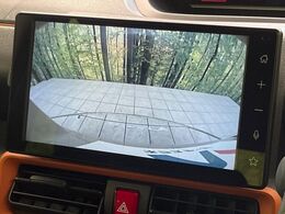 【バックカメラ】駐車時に後方がリアルタイム映像で確認できます。大型商業施設や立体駐車場での駐車時や、夜間のバック時に大活躍！運転スキルに関わらず、今や必須となった装備のひとつです！