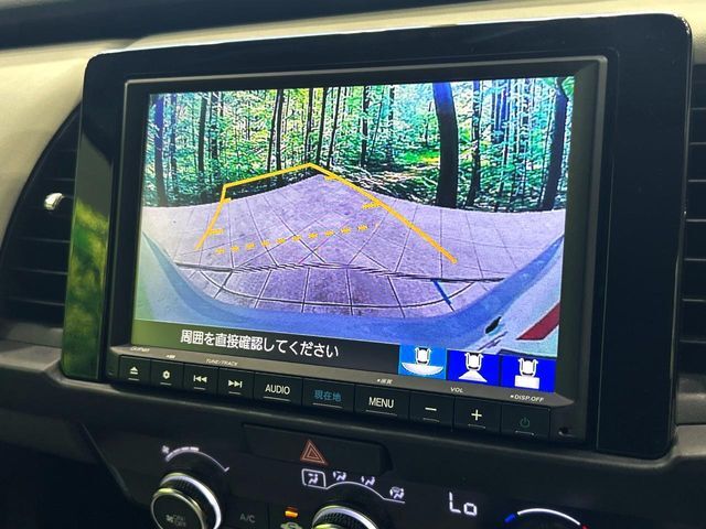 【バックカメラ】駐車時に後方がリアルタイム映像で確認できます。大型商業施設や立体駐車場での駐車時や、夜間のバック時に大活躍！運転スキルに関わらず、今や必須となった装備のひとつです！