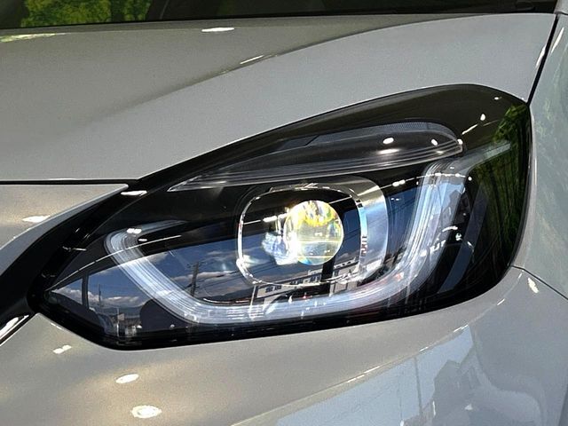 【LEDヘッドライト】悪天候や夜間走行時も良好な視界を確保し安心して運転できる高輝度LEDヘッドライトを装備！点灯速度が早く、消費電力も抑えられています。