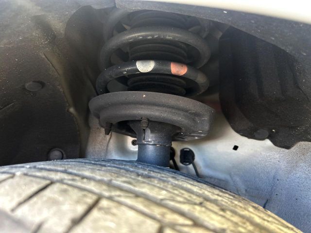 お車を安心してお乗りいただく為には、足回りの定期点検が欠かせません。サービスサポート（有償保証）では無料点検もご提供しており、安心のカーライフをお過ごしいただけるサポート体制が整っています。