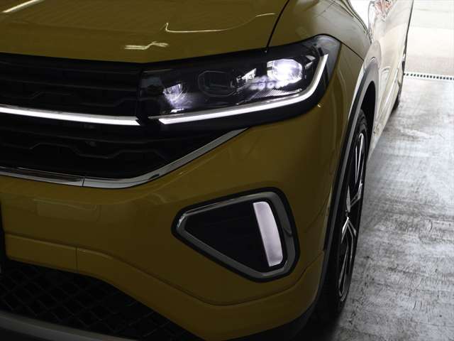 車体の傾きに対応して光軸を調整するオートハイトコントロール付きです。