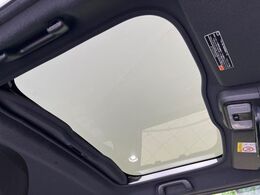 【ガラスルーフ】ガラスルーフ搭載で車内の解放感が一気にアップ！開放的なドライブをお楽しみいただけます。