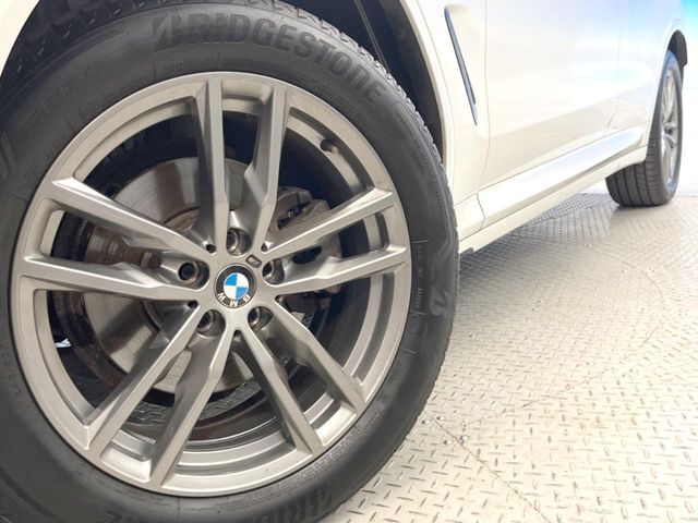 ●純正19インチアルミホイール：輸入車ならではの卓越した走りを支えるホイールと足回りです！日本車の走りに慣れている方にもぜひ体感して頂きたいほど、高いレベルでまとまっています！