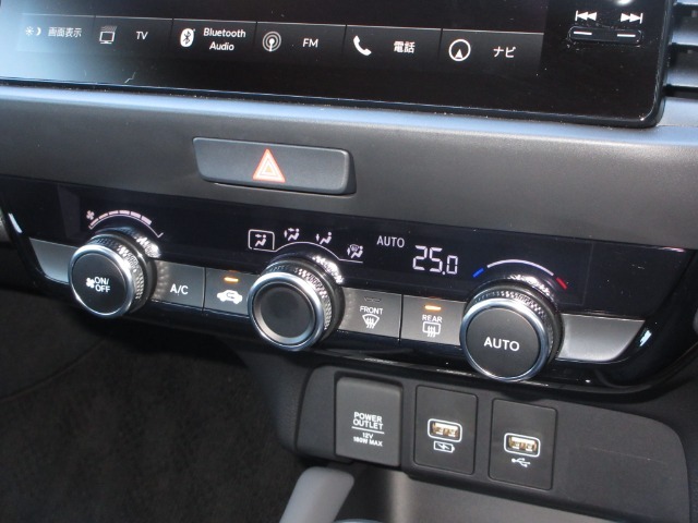 エアコンはオートエアコンでお好みの温度調整が出来、オールシーズン快適にドライブできます！リア席はプライバシーガラスで夏も涼しく過ごせます！