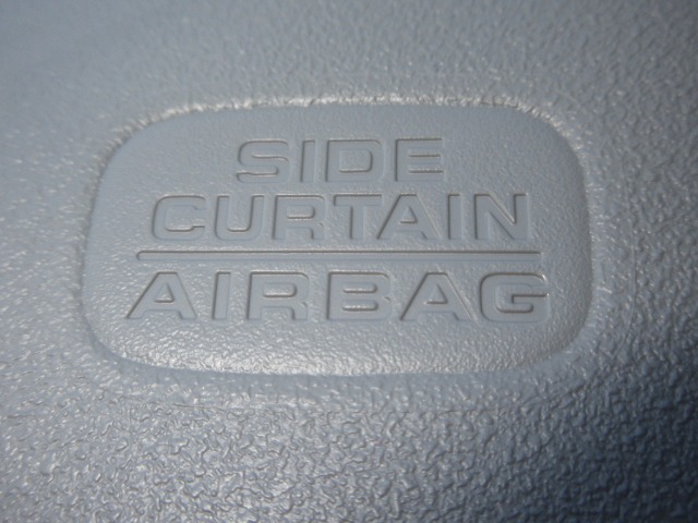 サイドカーテンエアバックシステムは、側面衝突時に大人から子供までさまざまな体格の乗員の頭部や頚部を広範囲で保護。特にセンターピラーへの頭部衝突を防ぐ展開性能を実現しています。