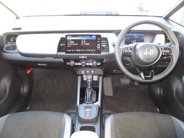 握りやすいハンドルには、オーディオコントロールとクルーズコントロールスイッチが装備されており、ハンドルから手を離さずに操作が出来ます。感覚で操作ができて便利で安全ですね！