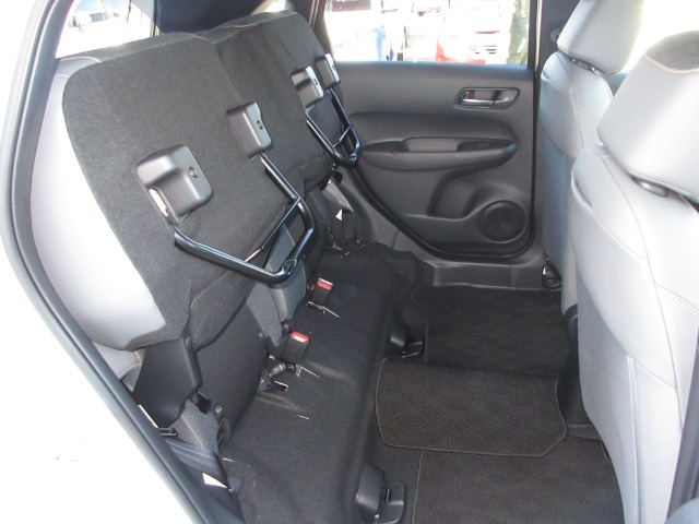 座面を跳ね上げれば、後席が背の高い空間に。駐車場などで後ろが狭く、テールゲートが開けられない時に、横から積みやすい「もうひとつの荷室」になるなど、アイデア次第で使い方が広がります。