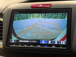 【バックカメラ】駐車時に後方がリアルタイム映像で確認できます。大型商業施設や立体駐車場での駐車時や、夜間のバック時に大活躍！運転スキルに関わらず、今や必須となった装備のひとつです！