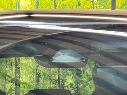 【ホンダセンシング】走行中に前方の車両等を認識し、衝突しそうな時は警報とブレーキで衝突回避と被害軽減をアシスト。より安全にドライブをお楽しみいただけます。