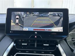 【パノラミックビューモニター】クルマを真上から見下ろした視点で駐車をサポートします！クルマの斜め後ろや真横など、いち早く障害物に気が付くことができます。