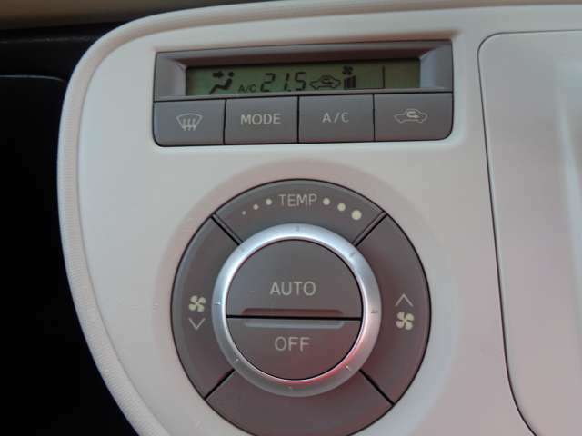 エアコンはもちろんオートエアコンが装備されています！冷やしすぎがないので、燃費にもやさしい装備です。