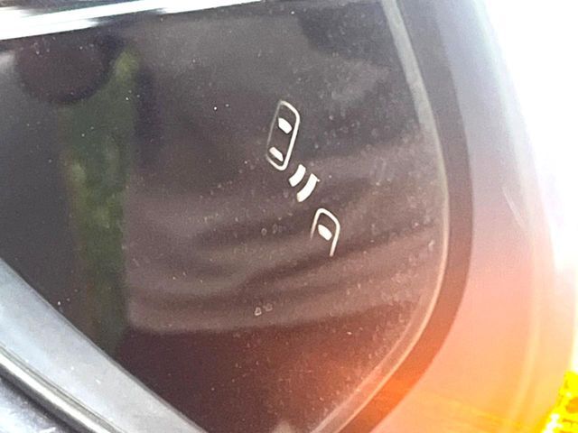 【ブラインドスポットモニター】走行中、ドアミラーの死角になりやすい箇所に後続車が接近するとサイドミラーのレンズに警告を表示！ドライバーに注意喚起をしてくれます。