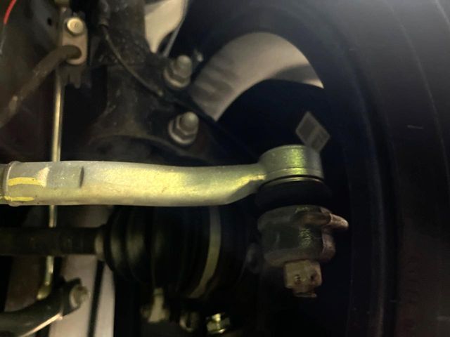 お車を安心してお乗りいただく為には、足回りの定期点検が欠かせません。サービスサポート（有償保証）では無料点検もご提供しており、安心のカーライフをお過ごしいただけるサポート体制が整っています。