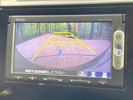 【バックカメラ】駐車時に後方がリアルタイム映像で確認できます。大型商業施設や立体駐車場での駐車時や、夜間のバック時に大活躍！運転スキルに関わらず、今や必須となった装備のひとつです！