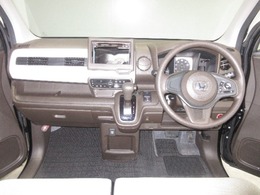 インパネ周りはこのようなレイアウトになっております。