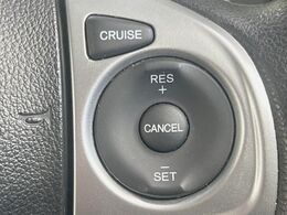 【クルーズコントロール】高速道路もラクラク走行。アクセルを離しても一定速度で走行ができ、長距離運転時の負担を軽減！加速・減速も簡単なスイッチ操作で調整できます。