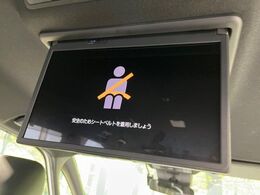 【14型有機ELフリップダウン】三列目からでも迫力のエンタメが観れる大画面フリップダウン。有機ELのモニターでは、一般的なフリップダウンよりも高コントラストでキレイな映像を楽しめます。