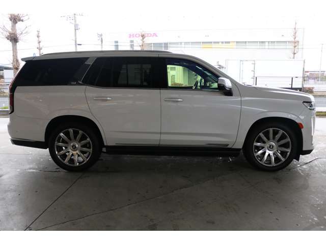 新型エスカレードは左右独立サスペンションへ変更され乗り心地の良さが大幅に改善されました！従来のアメリカ車のイメージを大きく変えてくれます！また全ドアソフトクロージャーを採用しております。