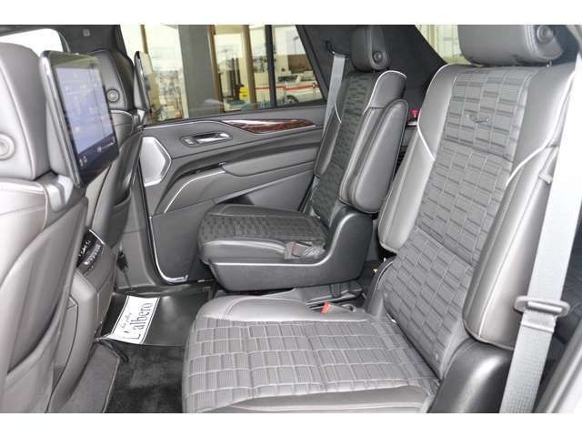 リアシートはキャプテンシートでスライド・リクライニングが可能です！シートヒーターも装着されております。またエアコンはトライゾーンの為、リア独立で温度や風量の調整も可能です！