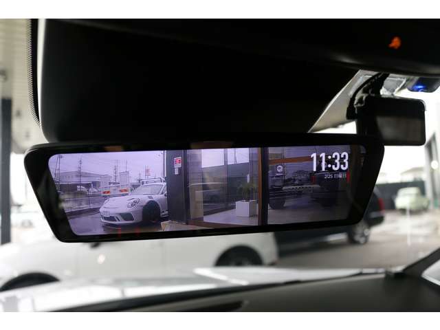 標準ではリアカメラミラーは装備されませんが、現車は後付けでカメラミラーが装着されております！