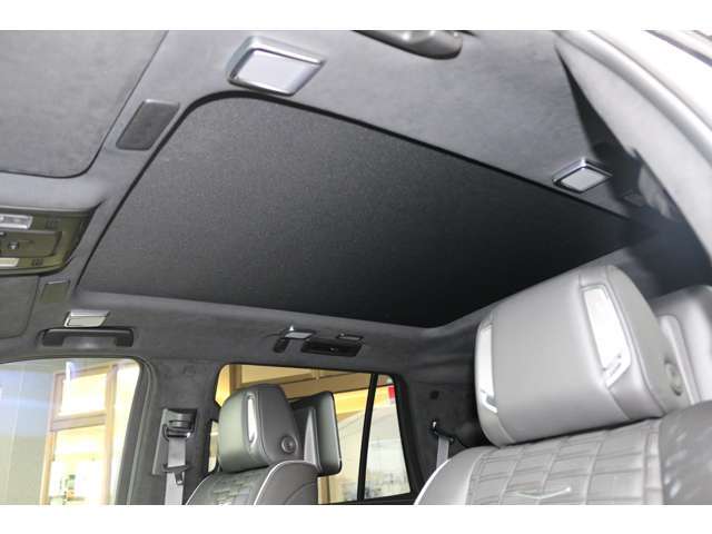 エスカレードは新型で初めて採用されたパノラマサンルーフ！おおがたサンルーフで日差しの心配も出ますがシェードを閉めていただければ日光を遮断します！シェードは電動で開閉可能です！