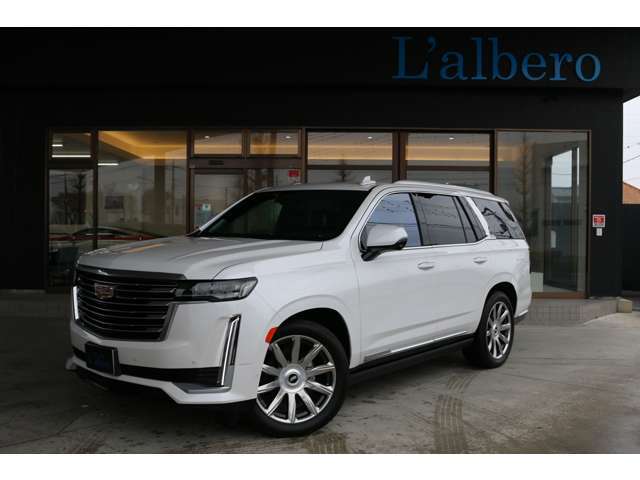 新型エスカレードは全車標準でエアサスを装着しております。走行時は速度に応じで自動で車庫を調整し駐車時には乗り降りのし易いように車高が下がります！また電動ステップも付いており乗り降りも楽々です！