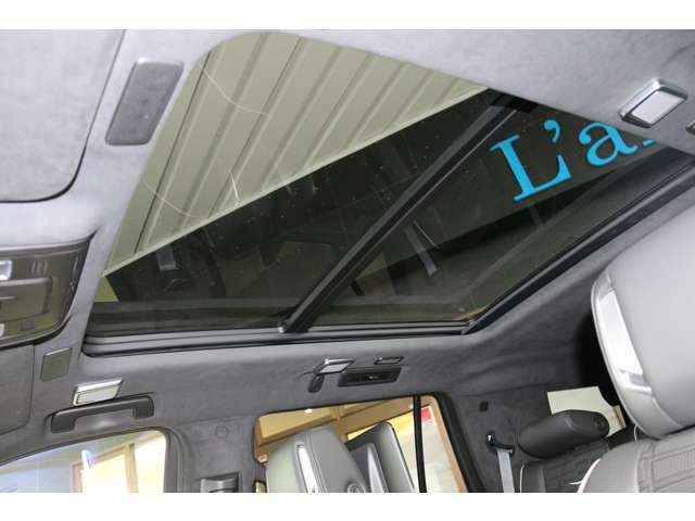 パノラマサンルーフは解放感があり車内を明るくしてくれます！チルトアップにスライドも可能でガラス面の約半分がスライドで開閉可能です！