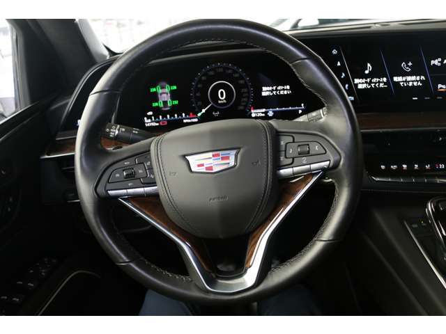 ステアリングスイッチはハンドルから手を放さずに様々な操作が可能です！またステアリングヒーターも備わっており、エンジン始動時の温度に応じて字自動でヒーターをONしてくれる優れものです！