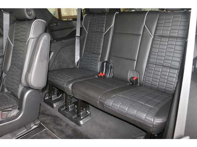 3列目シートは成人男性3名が乗車可能です！以前のエスカレードのような窮屈な点は改善されております！電動で折りたたみも可能で収納時はフラットラゲッジへ変わります！