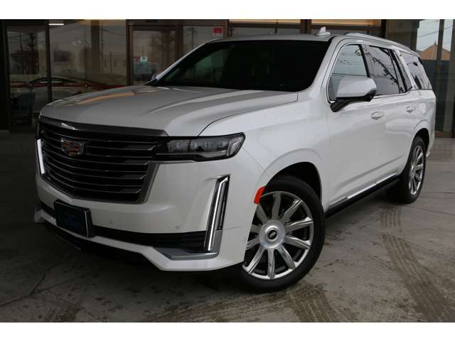 純正ホイールは前後共に22インチを装着！インチアップのカスタムも当店アルベロへお任せください！　キャデラックといえば縦型のシグネイチャーランプ！昼間はデイライトとして点灯し夜間はポジションライトへ！