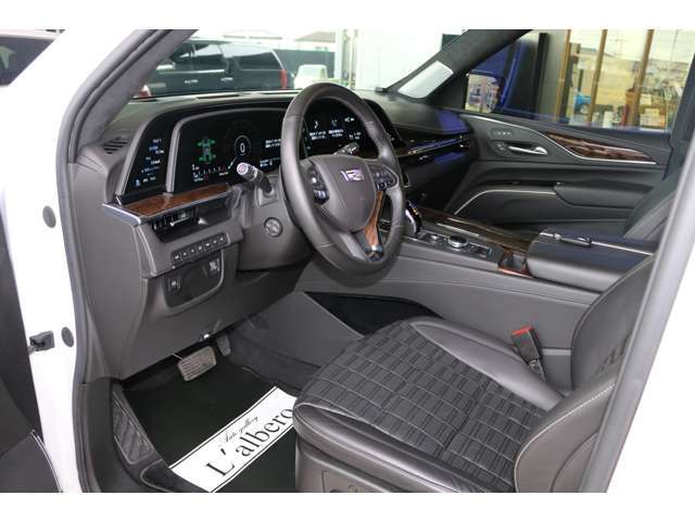 運転席はゆとりのあるシートにシートヒーター・ベンチレーション・マッサージ機能を搭載しております！長距離ドライビングも疲れにくく楽々です！他快適にドライブを楽しんで頂ける装備を多数装備しております！