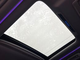 【サンルーフ】開放感たっぷりの希少装備、サンルーフが装着されています！車内に明かりを取り入れたり景色を楽しむ以外にも、車内の空気も簡単に換気できて快適です！