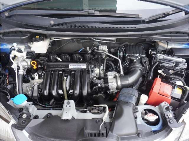エンジンは車の心臓部分です。このエンジンルームが汚いとトラブルの基になります。当店は専用の液剤を使って徹底的に綺麗にします。