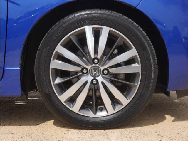 アルミホイール装着車です！これで足元まわりもおしゃれにきまります！