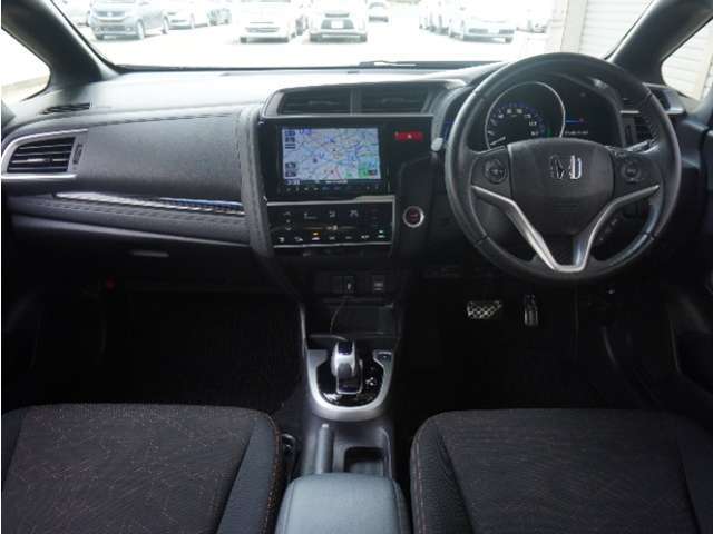 視界広々で非常に運転しやすくロングドライブでも疲れを感じさせないすっきりとまとまったインパネ周りです。