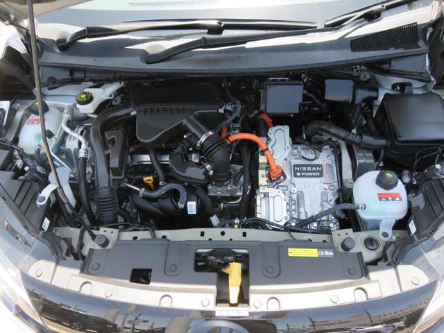 エンジンルームもきれいな状態です。日産のメカニックが点検整備をさせていただいてからのご納車となります