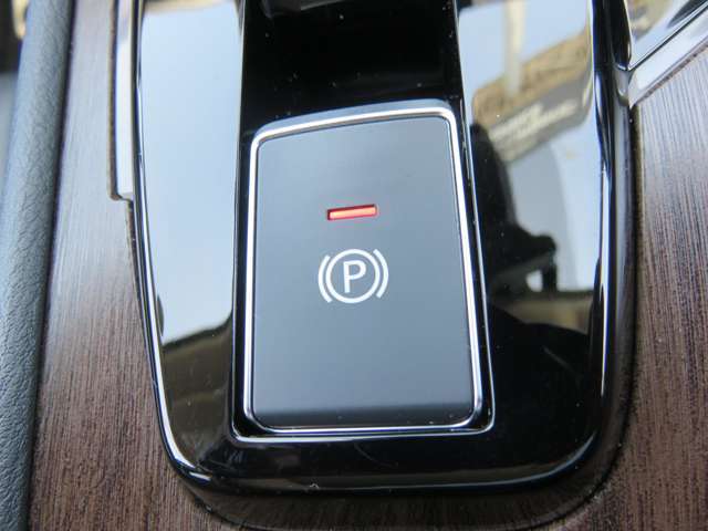 指先で操作できる電動パーキングブレーキ　信号待ちで停車するとブレーキを保持してアクセルを踏むと解除が出来るオートホールドも付いています。