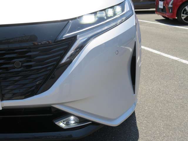 LEDヘッドライト　ロー・ハイビームにシャープな白色光のLEDランプを採用。シグネチャーLEDポジションランプも点灯します。