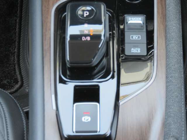 電動車専用のシフトレバー　。指先の軽い力で操作できます。