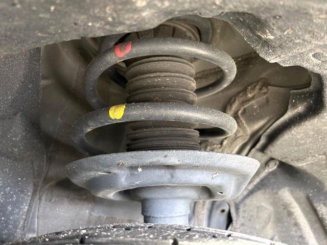 お車を安心してお乗りいただく為には、足回りの定期点検が欠かせません。サービスサポート（有償保証）では無料点検もご提供しており、安心のカーライフをお過ごしいただけるサポート体制が整っています。