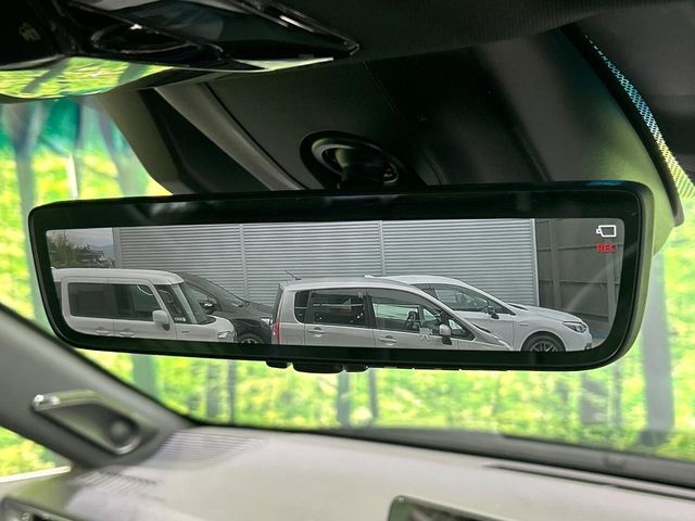 【デジタルインナーミラー】後席の大きな荷物や同乗者で後方が確認しづらい時でも安心！カメラが撮影した車両後方の映像をルームミラー内に表示。クリアな視界で状況の確認が可能です！