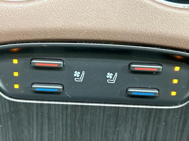 【シートベンチレーション】夏場は涼しい風でお尻や背中の熱やムレを防ぎ、冬はエアコンよりも早く温まってポカポカに！季節を問わず快適に過ごせます。