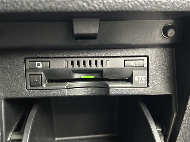 【ETC】有料道路を利用する際に料金所で停止することなく通過できる、ETC車載器（ノンストップ自動料金収受システム機器）が装備されています。セットアップを行うことで利用可能になります。