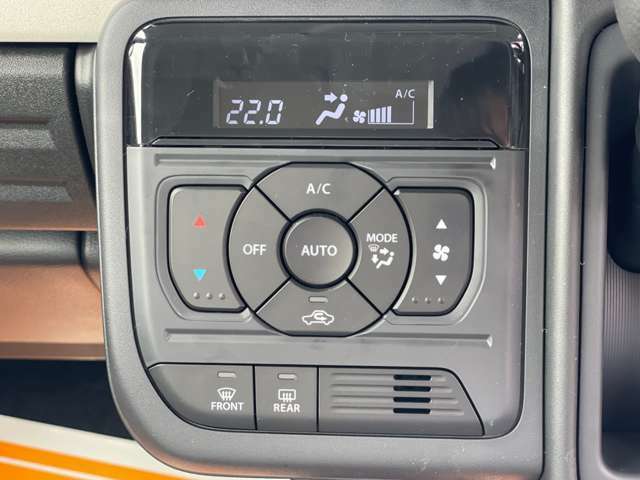 【オートエアコン】車内外の気温をセンサーで検知し、適切な温度の風を送ることでいつでも快適な温度に保つことができます！いつでも快適な車内温度を提供します。