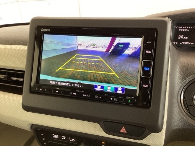 リバースギアに入れるだけで後方の表示へ切り替わります。夜間や雨の日の駐車も楽になりますよ。
