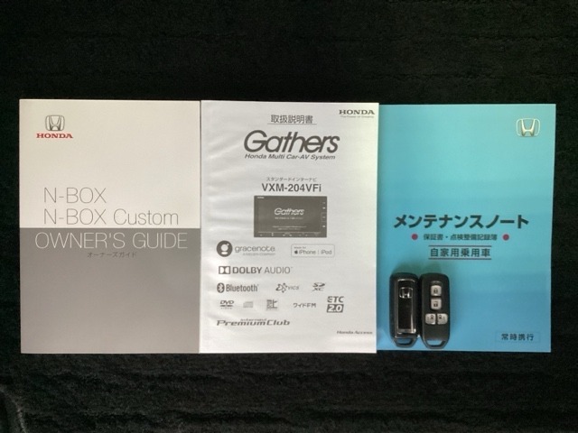 スマートキーは鍵をバッグに入れたままでもドアロックの開閉やエンジンのON・OFFができます。夜間や雨の日も鍵を探さなくて良いので便利です。