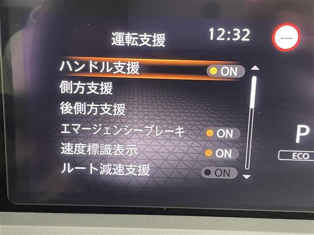 【衝突被害軽減ブレーキ】走行中に前方の車両と歩行者を認識。衝突の危険が高いと判断した場合に警報や緊急ブレーキで衝突回避や衝突時の被害を軽減。前後の踏み間違いによる誤発進も抑制します。