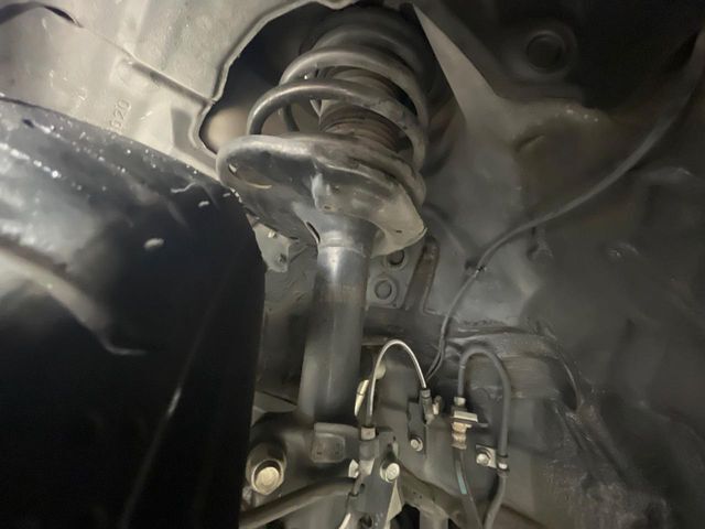 お車を安心してお乗りいただく為には、足回りの定期点検が欠かせません。サービスサポート（有償保証）では無料点検もご提供しており、安心のカーライフをお過ごしいただけるサポート体制が整っています。